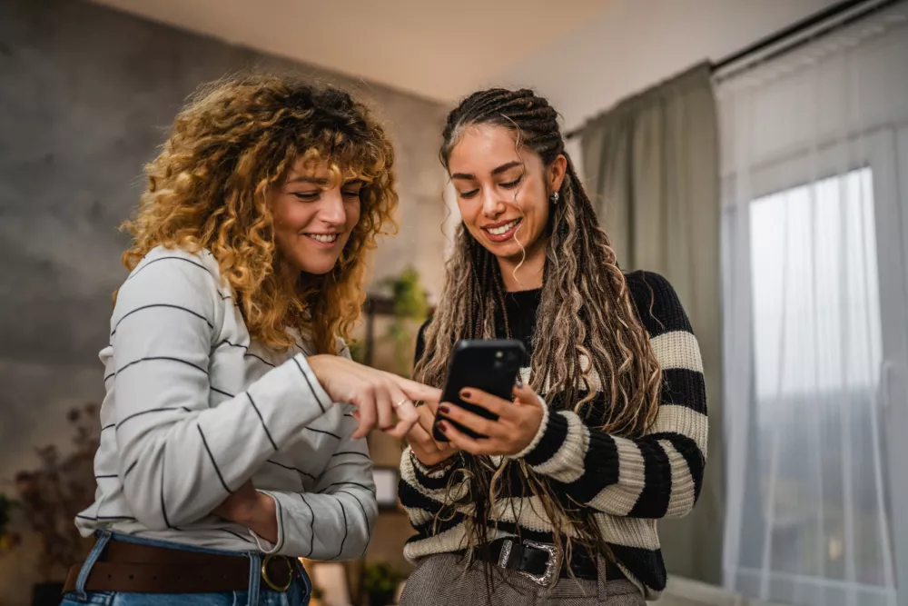 Odnos do druženja se lahko kaže tudi v izbiri prijateljev. / Foto: Istock