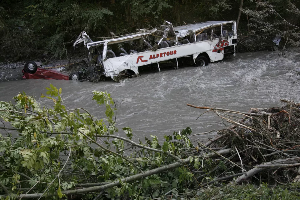 Železniki - - NEURJE - POPLAVE - 18/09/2007 - opustošilo dele zahodne in vzhodne Slovenije - šest mrtvih -  naravna katastrofa je terjala šest življenj. V ujmi so umrli trije prebivalci Železnikov, v Cerkljah na Gorenjskem je med odpravljanjem posledic neurja umrl prostovoljni gasilec, v Podgorju pri Letušu pa sta dve osebi umrli v hiši, ki jo je zasul plaz. poplave - plazovi - obilne padavine - močno deževje - Foto Luka CjuhaOPOMBA ZA OBJAVO V DNEVNIKU
