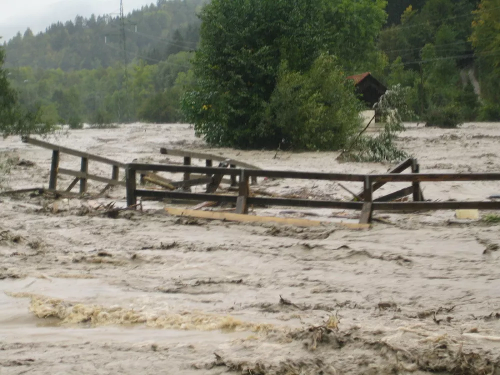 vodna ujma železnikisora odnesla most - praprotno selska dolina