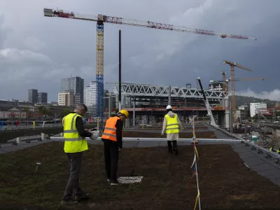 železniška postaja Ljubljana29.08.2025 - Ozelenjevanju nadstrešnic nad železniškimi peroni - gradbišče - gradnja glavne železniške postaja LjubljanaFoto: Nik Erik Neubauer 