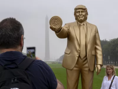 A statue of President Donald Trump holding a bitcoin in recognition of his support for cryptocurrency is displayed on the National Mall with the Washington Monument behind, Wednesday, Sept. 17, 2025, in Washington. (AP Photo/Alex Brandon)