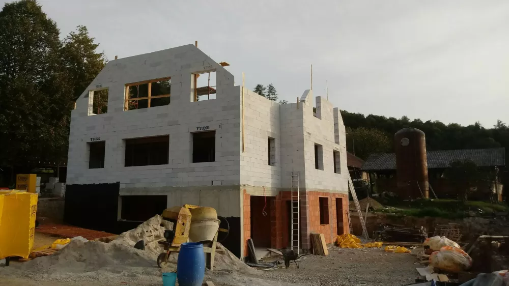 Iskrica, družina Camloh, požar, gradnja nove hiše. Foto: Mina Camloh