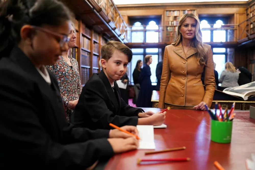 U.S. first lady Melania Trump meets with the students of Eton Porny C of E First School during a tour of the Royal Library with Britain's Queen Camilla, in Windsor, Britain, September 18, 2025. REUTERS/Nathan Howard/Pool