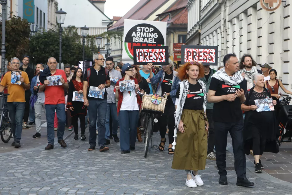 18.09.2025 -  novinarska konferenca predsednika palestinskega sindikata novinarjev Naserja Abu Bakerja (pred poslopjem RTV Slovenija, Kolodvorska 2) in javni shod v podporo palestinskim novinarjem in medijskim delavcemFoto: Luka Cjuha18.09.2025 - novinarska konferenca predsednika palestinskega sindikata novinarjev Naserja Abu Bakerja (pred poslopjem RTV Slovenija, Kolodvorska 2) in javni shod v podporo palestinskim novinarjem in medijskim delavcemFoto: Luka Cjuha