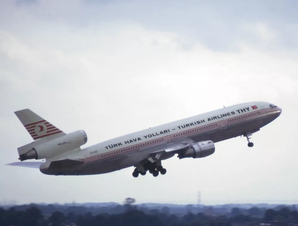 Letalo, posneto kakšno leto pred nesrečo. / Foto: Clipperarctic/wikipedia/cc