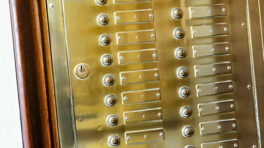 Anonyme Klingelanlage, Diskrete Nummern statt Namen. // 18.03.2025: Baden-Baden, Baden-Württemberg, Deutschland, Europa *** Anonymous doorbell system, discrete numbers instead of names 18 03 2025 Baden Baden, Baden Württemberg, Germany, Europe,Image: 977197804, License: Rights-managed, Restrictions: imago is entitled to issue a simple usage license at the time of provision. Personality and trademark rights as well as copyright laws regarding art-works shown must be observed. Commercial use at your own risk., Model Release: no