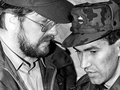 Janez Janša (z Igorjem Bavčarjem) v vojaški opravi, ki jo prodaja