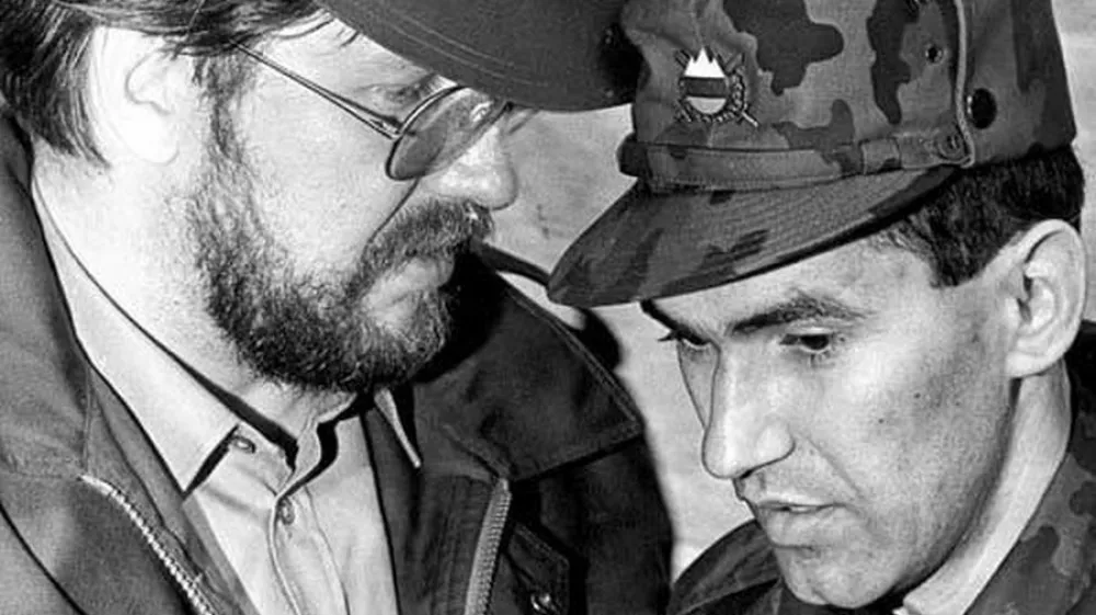 Janez Janša (z Igorjem Bavčarjem) v vojaški opravi, ki jo prodaja