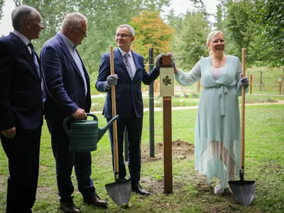 Gornja Radgona.Otvoritev 63. mednarodnega kmetijsko-zivilskega sejma Agra, na katerem se predstavlja 1700 razstavljavcev iz 35 drzav.Posaditev drevesa. / Foto: Daniel Novakovic/sta