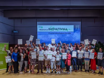 GZS Zbornica osrednjeslovenske regije - originalGZS Zbornica osrednjeslovenske regije je včeraj, 11. junija, podelila priznanja najboljšim inovacijam v regiji. Nagradili so dve prebojni invenciji ter podelili tri bronasta, osem srebrnih in 11 zlatih priznanj. Na nacionalni nivo se je uvrstilo pet inovatorskih ekip, ena bo septembra sodelovala v posebnem inovacijskem izzivu.