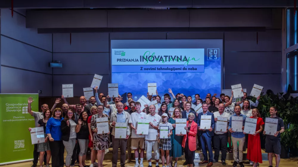 GZS Zbornica osrednjeslovenske regije - originalGZS Zbornica osrednjeslovenske regije je včeraj, 11. junija, podelila priznanja najboljšim inovacijam v regiji. Nagradili so dve prebojni invenciji ter podelili tri bronasta, osem srebrnih in 11 zlatih priznanj. Na nacionalni nivo se je uvrstilo pet inovatorskih ekip, ena bo septembra sodelovala v posebnem inovacijskem izzivu.