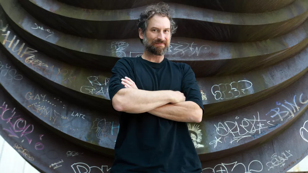 I&scaron;tvan I&scaron;t Huzjan, slikar, pesnik in umetnik: Pripovedovalec zgodb, ki nastajajo na poteh