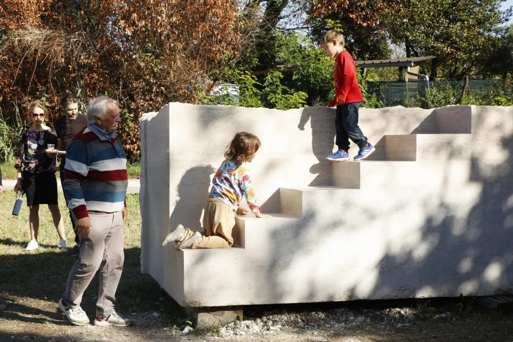 I&scaron;tvan I&scaron;t Huzjan, slikar, pesnik in umetnik: Pripovedovalec zgodb, ki nastajajo na poteh