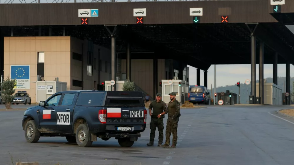 Polish soldiers part of the NATO-led peacekeeping mission stand as they monitor the main Kosovo-Serbia border crossing in Merdare, Kosovo September 6, 2024. REUTERS/Valdrin Xhemaj