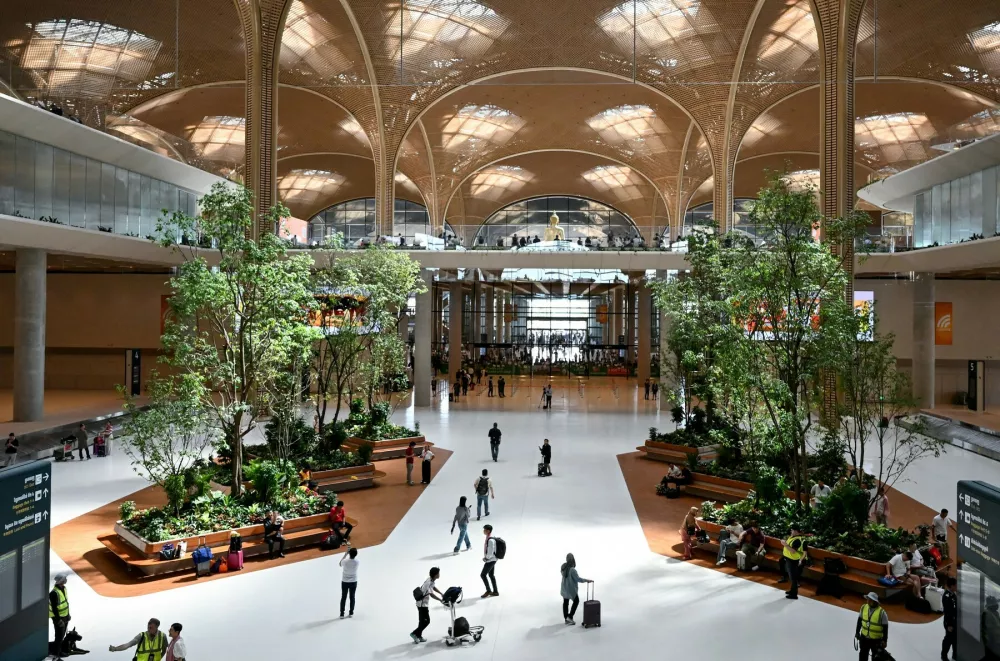 Passengers walk during the inauguration day of the newly built Techo International Airport in Kandal province, on the outskirts of Phnom Penh, on September 9, 2025. A new major airport serving the capital Phnom Penh began operations.,Image: 1035477390, License: Rights-managed, Restrictions:, Model Release: no / Foto: Profimedia