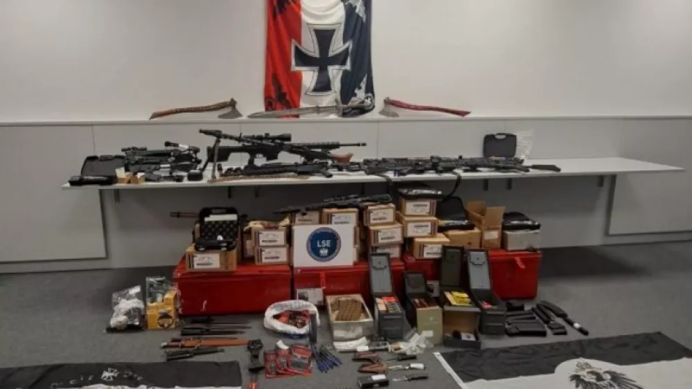 Nacizem, nacistični spominki, orožje, zaseg orožja, nacistične značke, nacist