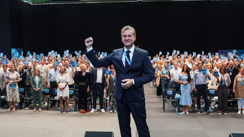 Golob z Bella ciao v dvorano in do novega mandata