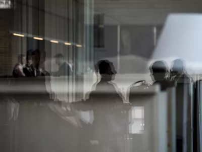 ﻿simbolična fotografija - poslovneži - politiki - gospodarstveniki - - 14.10.2014 - 9. Vrh slovenskega gospodarstva 2014 v organizaciji GZS pod naslovom "Kako do uspeĹˇnejĹˇe Slovenije?" - diskutirali o prednostnih ukrepih, ki bi lahko pripomogli k ekonomski osamosvojitvi Slovenije oz. Gospodarski memorandum o prioritetah,   //FOTO: Luka Cjuha / Foto: Luka Cjuha