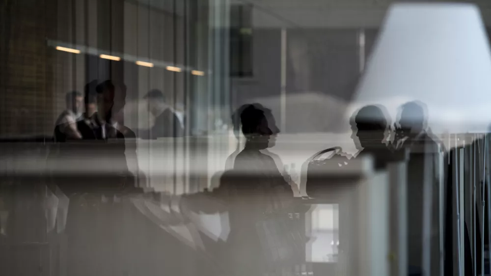 ﻿simbolična fotografija - poslovneži - politiki - gospodarstveniki - - 14.10.2014 - 9. Vrh slovenskega gospodarstva 2014 v organizaciji GZS pod naslovom "Kako do uspeĹˇnejĹˇe Slovenije?" - diskutirali o prednostnih ukrepih, ki bi lahko pripomogli k ekonomski osamosvojitvi Slovenije oz. Gospodarski memorandum o prioritetah,   //FOTO: Luka Cjuha / Foto: Luka Cjuha