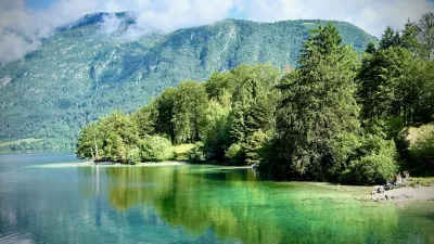 Danes bo čudovit dan, kot nalašč za izlet na morje ali ob kakšno jezero. 