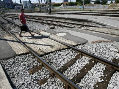 ilustrativna fotografija - Železnica, proga, železni&scaron;ki pragovi, prehod čez progo//Foto: Tomaž Skale