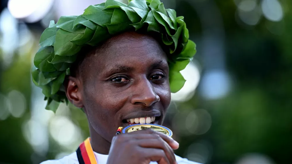 Athletics - Berlin Marathon - Berlin, Germany - September 21, 2025 Gold medallist Kenya's Sabastian Sawe celebrates after winning the Men's elite race REUTERS/Annegret Hilse