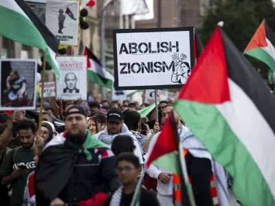 FILED - 13 September 2025, Bavaria, Nuremberg: "Abolish Zionism" is written on a sign held at a pro-Palestine demonstration by an alliance of "Palestine solidarity" organizations under the motto "Rise4Gaza". Photo: Daniel Vogl/dpa