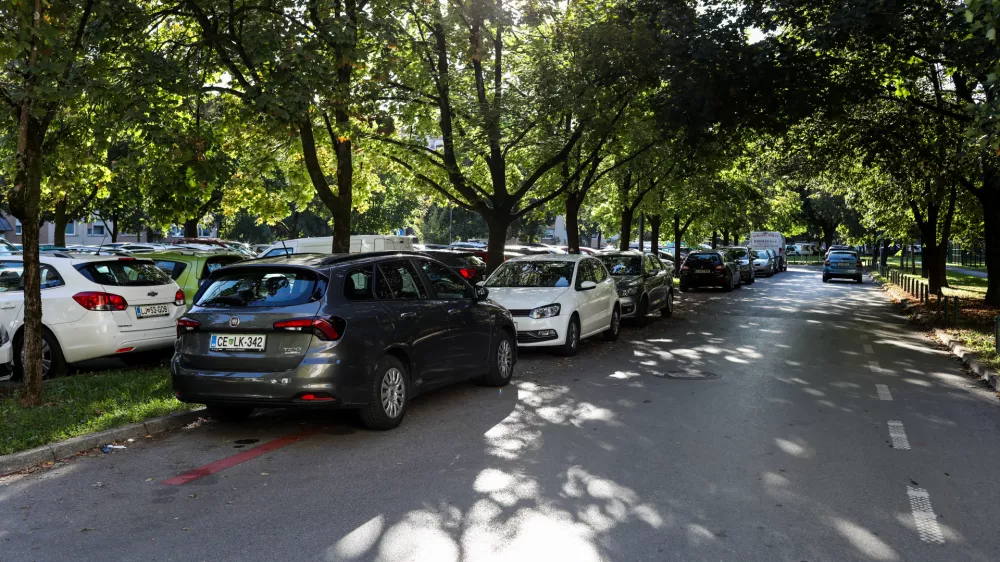 - nepravilno parkirana vozila v Štepanjskem naselju,- 19.09.2025. - Civilna iniciativa Info točka Štepanjsko naselje, kjer zbirajo informacije o zadovoljstvu bivanja v Štepanjskem naselju v Ljubljani.//FOTO: Bojan Velikonja