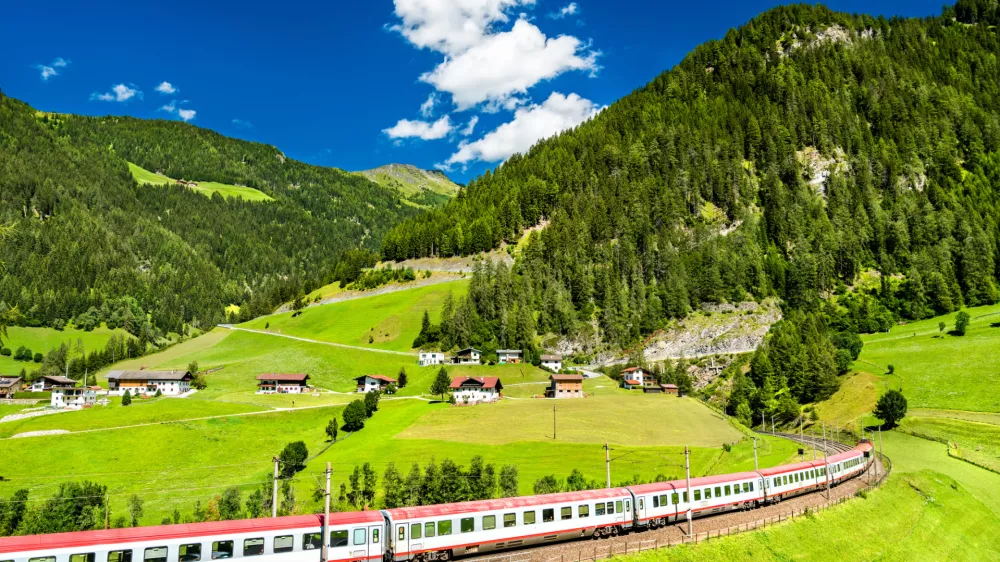 Vlak v bližini, kjer bo čez nekaj let odprt tunel. 