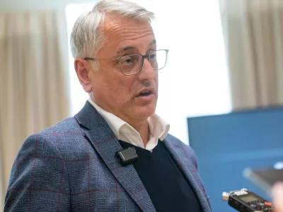 Ljubljana, City hotel.Fototermin ob srecanju gospodarskega ministra Hana z zupanjami in zupani.Minister za gospodarstvo, turizem in sport Matjaz Han.