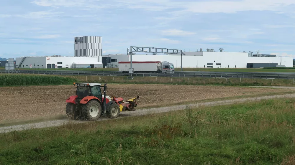 kmetijsko zemljišče, Magna, Hoče, traktor. Foto: Tatjana Pihlar