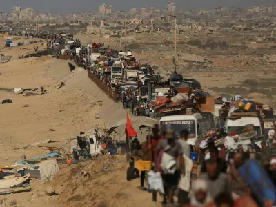 Displaced Palestinians flee southward in the central Gaza Strip after Israeli forces ordered residents of Gaza City to evacuate to the south, September 21, 2025. REUTERS/Dawoud Abu Alkas   TPX IMAGES OF THE DAY