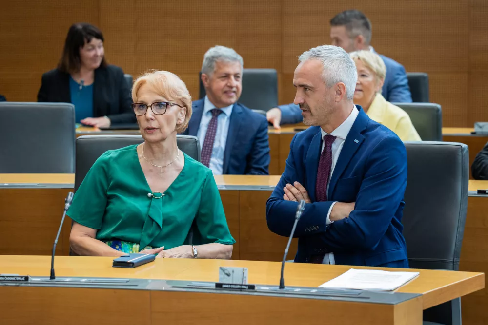 Ljubljana, Drzavni zbor.Zacetek redne seje DZ s poslanskimi vprasanji premierju Robertu Golobu in ministrski ekipi.