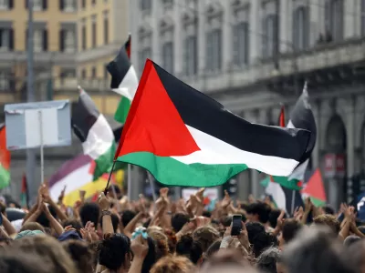 22 September 2025, Italy, Rome: People hold flags and banners during the total strike for Palestine in Rome. Photo: Cecilia Fabiano/LaPresse via ZUMA Press/dpa