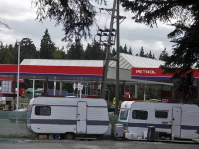 - avtocestno počivališče Lom - bencinska črpalka Petrol - romunski delavci za delo plačani 1 euro na uro//FOTO: Luka Cjuha