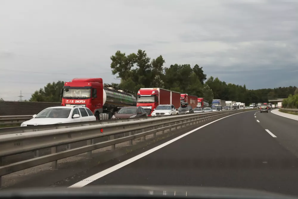 - 19.07.2023 – Štajerska avtocesta - kolona vozil - //FOTO: Bojan Velikonja