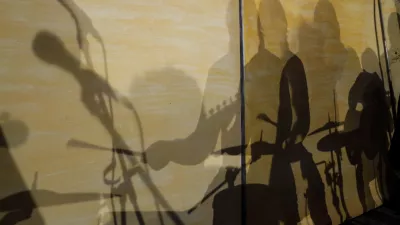 - simbolična fotografija - glasbeniki- 08.05.2014 - Waldorfska &scaron;ola v Ljubljani - Učiteljski bend Lucka kuhna Lucka pred dobrodelnim koncertom Za staro pravdo. Kultura, umetnost, nastop, silhueta, sence, - simbolična fotografija   //FOTO: Luka Cjuha.