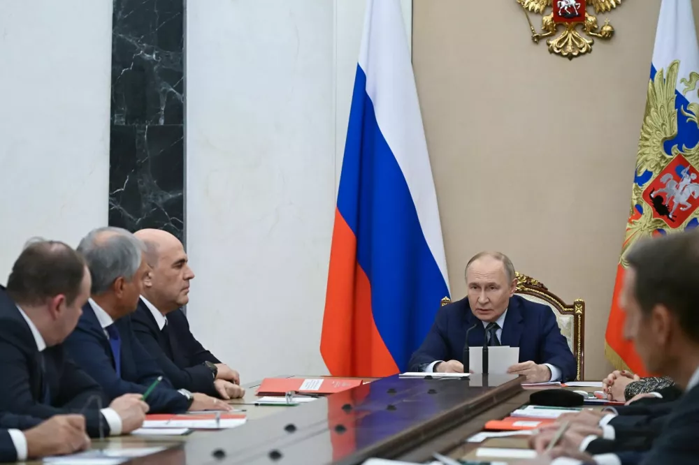 Russian President Vladimir Putin chairs a meeting with members of the Security Council at the Kremlin in Moscow, Russia September 22, 2025. Sputnik/Alexander Kazakov/Pool via REUTERS ATTENTION EDITORS - THIS IMAGE WAS PROVIDED BY A THIRD PARTY.
