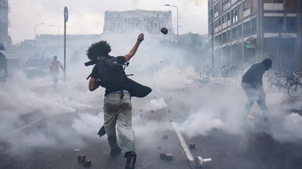 22 September 2025, Italy, MilanDemonstrators hurl stones towards Police forces during clashes at a pro-palestine demonstration in Milan. A nationwide strike in solidarity with the people of Gaza caused disruptions across Italy on Monday. PhotoClaudio Furlan/LaPresse via ZUMA Press/dpa