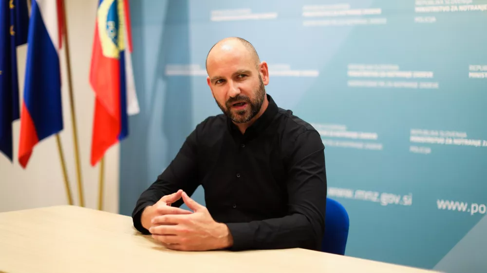 ﻿- 22.09.2021 - Robert Tekavec, višji kriminalistični inšpektor specialist - vodja Oddelka za mladoletniško kriminaliteto na Upravi kriminalistične policije //FOTO: Bojan Velikonja
