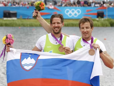 Velika Britanija, London. Poletne olimpijske igre 2012. Veslanje, moski, dvojni dvojec, finale. Dobitnika bronaste medalje slovenska veslaca Luka Spik in Iztok Cop. Foto: Stanko Gruden/STA