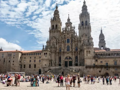 Santiago de Compostela se sooča z naraščajočim pritiskom množičnega turizma. F iStock
