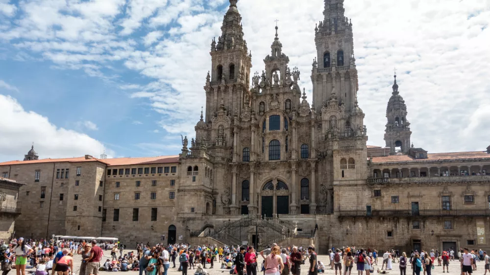 Santiago de Compostela se sooča z naraščajočim pritiskom množičnega turizma. F iStock