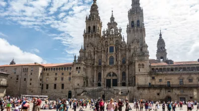 Santiago de Compostela se sooča z naraščajočim pritiskom množičnega turizma. F iStock