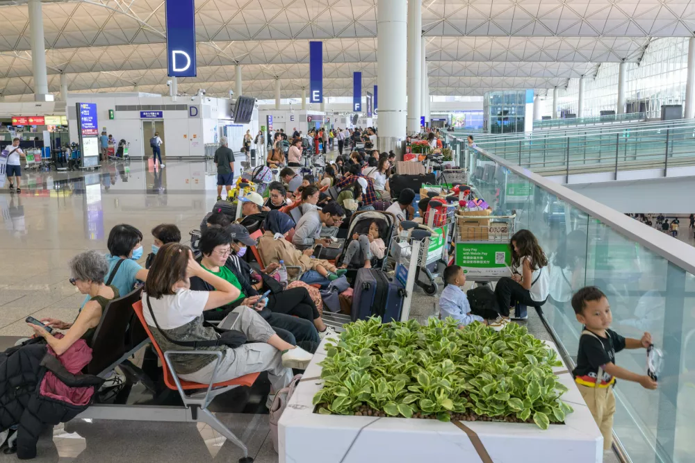 23 September 2025, China, Hong Kong: Flights are cancelled and chairs setup to cope with tourists stranded by Super Typhoon Ragasa due to hit Hong Kong in the early hours of 24 September 2025. Photo: Jayne Russell/ZUMA Press Wire/dpa