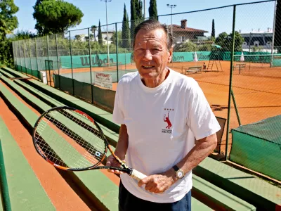 ﻿- 21.09.2015 - Nikola Pilić, nekdanji hrvaški tenisač - finalist OP Francije (1973), ki je po koncu kariere deloval kot trener in postal prvi kapetan, ki je osvojil Davisov pokal s tremi različnimi državami, Nemčijo v letih 1988, 1989 in 1993, Hrvaško leta 2005 ter Srbijo leta 2010. - nekdanji trener Novaka Đokovića, //FOTO: Tomaž Skale