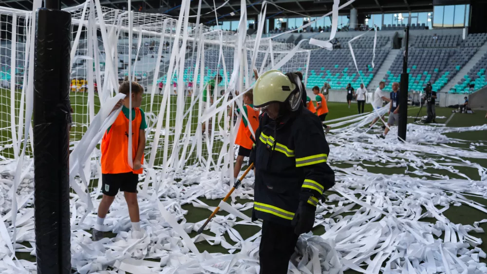 - Metanje papirnatih rol na igrišče s starni navijaške skupine Green Dragons,- 19.09.2025. - Nogomet NK Olimpija - NK BRAVO.//FOTO: Bojan Velikonja