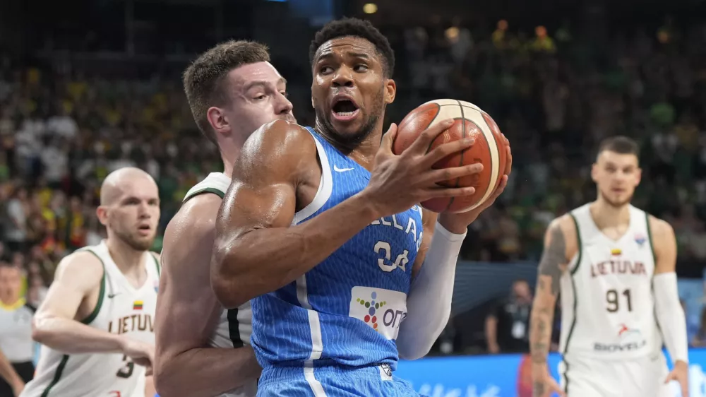 Basketball - FIBA EuroBasket 2025 - Quarter Finals - Lithuania v Greece - Xiaomi Arena, Riga, Latvia - September 9, 2025 Greece's Giannis Antetokounmpo in action with Lithuania's Marek Blazevic REUTERS/Ints Kalnins