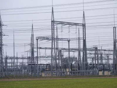 elektrika - simbolična fotografijaelektrično omrežjeomrženinaporaba elektrikedaljnovodelektrična napeljavaELES11.02.2025 Električno omrežje, okolica BeričevaFOTO: Nik Erik Neubauer