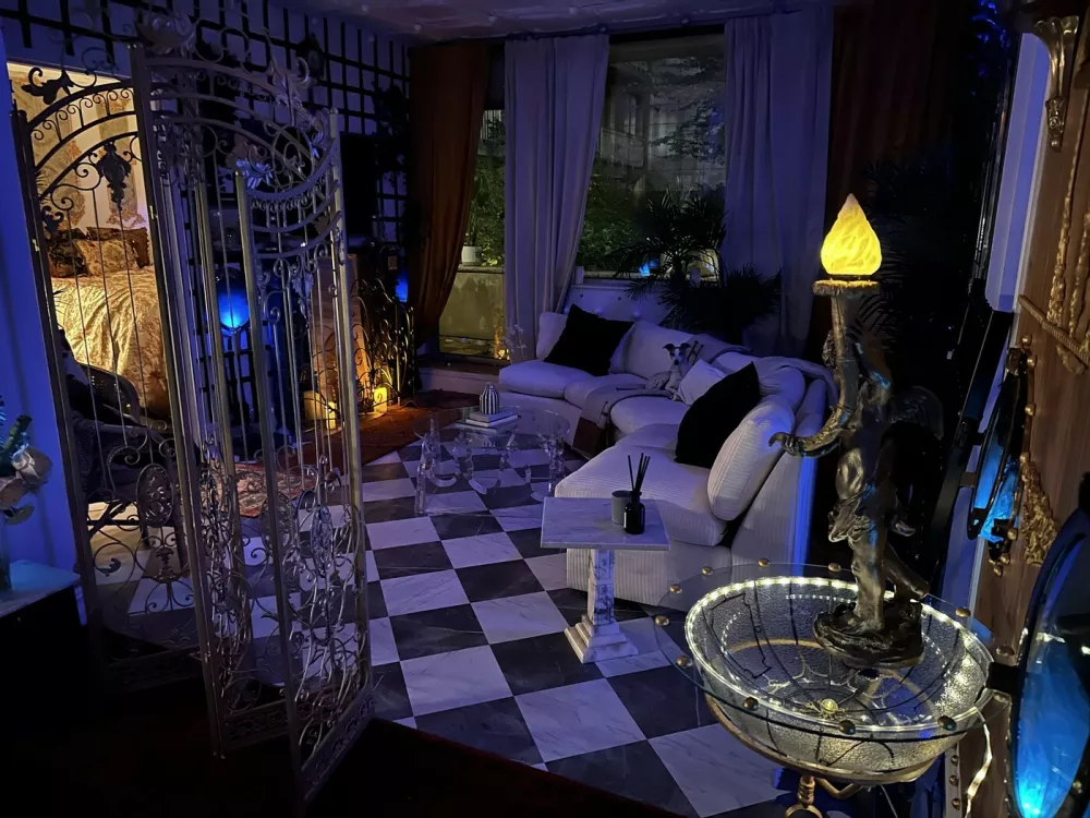 Story from Jam Press (Titanic Decorated Apartment)Pictured: Inside the Titanic home.Woman who has seen Titanic hundreds of times turns FLAT into ship replica with iceberg – and invites HINGE date overA woman has turned her flat into the TITANIC complete with a grand staircase and an iceberg – and she even invited her Hinge date round for a tour.Superfan Sarah Boll has spent months transforming her two-bed rental into a full-blown tribute to the doomed liner – and she's gone full steam ahead.The 27-year-old says what started as an idea for a small themed party quickly spiralled into an obsession.Now her walls, ceilings and even her bedroom have been revamped to recreate the ship's most famous rooms.From portholes to a "sinking room" and replica artefacts, every room has been styled to make you feel like you're stepping back into 1912."I've been a huge Titanic fanatic, to say the least, since I was 11," the model and a real estate agent told What's The Jam."For my high school graduation, my dad gave me a model ship of the Titanic, and my mom shipped it to me when I had space for it."I was going to have a small Titanic party, but once I started decorating, it was difficult to stop – especially after I started posting videos on TikTok.'Also, I just love interior design and anything to do with shades of blue and water."Sarah started decorating her New York City apartment in March 2025.Step inside and you're greeted by her version of the Grand Staircase, built with stick-on tiles, plastic ceiling panels and even a salad bowl turned into the glass dome.There are velvet ribbon walls, gold trim, faux greenery and mirrors dressed up as café windows.Sarah says her friends and family have been stunned by the transformation – but none more so than her Hinge date, who got the full Titanic tour when he came over to visit.She said: "He was totally on board. I told him about my apartment before he came over and asked if he would be okay if I filmed his reaction. He was so chill about it."The reactions from everyone else have been hilarious. Some people like it and others think it's insane."It's been 50/50 – there's been a lot of, 'I can't decide if she's cool or needs to be institutionalised'"Sarah says the real showstopper is her "sinking room", where visitors can first see Titanic sailing on a starry night before it hits the iceberg.Walking into the room, a model ship dangles from the ceiling mid-sink while a dresser painted to look like the liner appears to go down beneath the waves.The floor shimmers with mirrored silver paper like water, fabric drapes create the feel of being underwater and mini replicas show the wreck on the seabed.Sarah has even filled drawers with sand and crockery to echo what divers found.The bathroom continues the theme, covered in mirrored paper and newspaper clippings, with all 1,500 victims' names written out and stuck on the walls.Meanwhile, her bedroom has been styled as a first-class suite, complete with a gold comforter and a porthole by the bed.Sarah admits the whole thing came together impulsively – with no real plan – and she hasn't even kept track of how much it cost.She's since built a following of 18,000 online by sharing TikTok tours of her ship-shaped flat, with viewers torn between calling her a genius or saying she's lost the plot.And while Sarah says she may eventually change her apartment theme, for now she's staying firmly on board the Titanic – enjoying what she calls the best summer of her life.She said: "I'll switch up the theme eventually; I'm planning on an Alice in Wonderland theme."I'm not sure when I'll do that though. I want my parents to see Titanic first."I love my apartment – I've never had a better summer in my life."ENDSEDITOR'S NOTE: Video Usage Licence: (EXCLUSIVE) We have obtained an exclusive licence from the copyright holder. A copy of the licence is available on request.Video Restrictions: None.,Image: 1035233051, License: Rights-managed, Restrictions: EDITOR'S NOTE: Video Usage Licence: (EXCLUSIVE) We have obtained an exclusive licence from the copyright holder. A copy of the licence is available on request.Video Restrictions: None., Model Release: no